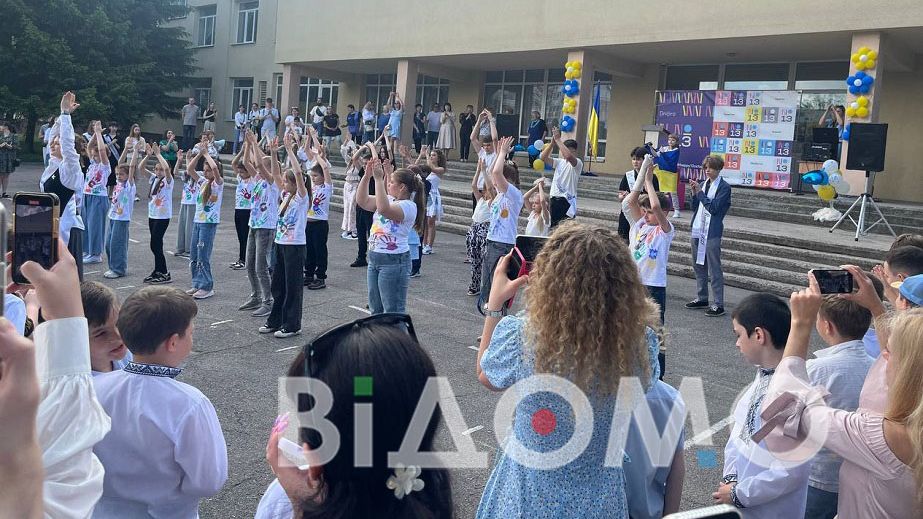 Флешмобы и традиционный вальс: в школах Днепра прозвенел последний звонок (ФОТО, ВИДЕО)