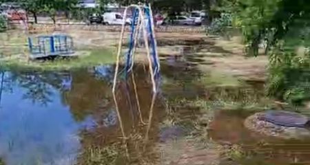 В Каменском детская площадка превратилась в бассейн (ВИДЕО)
