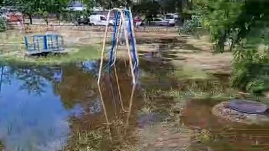 В Каменском детская площадка превратилась в бассейн (ВИДЕО)