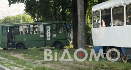 На одной из улиц Днепра маршрутка влетела в дерево (ФОТО, ВИДЕО)