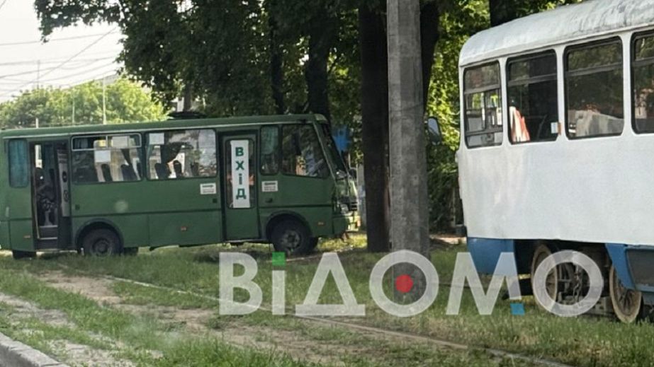 На одній з вулиць Дніпра маршрутка влетіла у дерево (ФОТО, ВІДЕО)