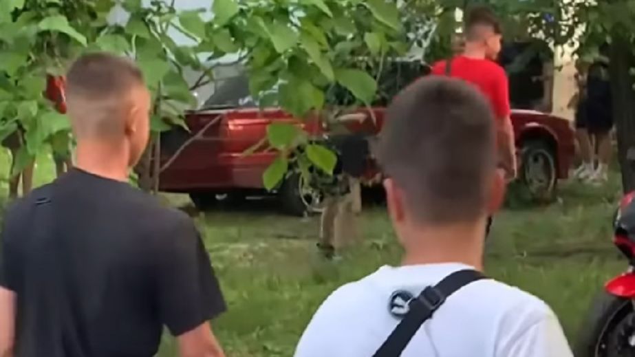 Скандал в Днепре: жители Авиаторского едва не совершили самосуд на водительницей, чудом не сбившей детей (ВИДЕО)