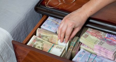 В Днепре директор учебного заведения 4 года платила деньги несуществующей сотруднице