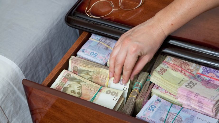 В Днепре директор учебного заведения 4 года платила деньги несуществующей сотруднице