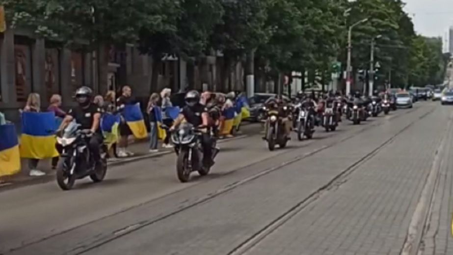 У Кам'янському колона байкерів проводила в останню путь загиблого воїна (ФОТО, ВІДЕО)