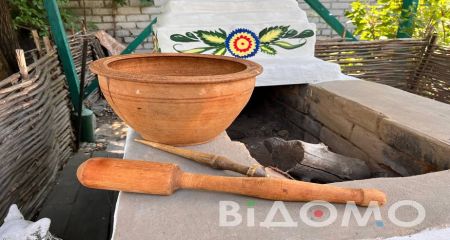 У Павлограді показали унікальний старовинний фартух і глиняну макітру (ФОТО, ВІДЕО)