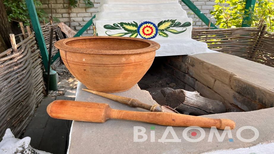 У Павлограді показали унікальний старовинний фартух і глиняну макітру (ФОТО, ВІДЕО)