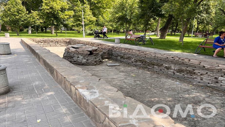 Нужно подождать: почему в центре Павлограда не работает фонтан (ФОТО, ВИДЕО)
