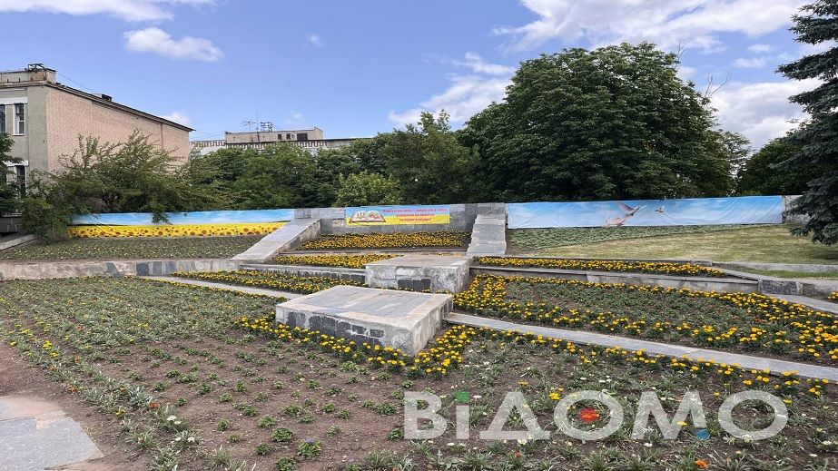Починають розквітати: на Соборній площі Павлограда оживає патріотичний квітник (ФОТО, ВІДЕО)