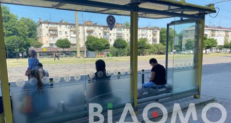 У Дніпрі потрощена зупинка на проспекті Поля поки що часткова без скла (ФОТО, ВІДЕО)