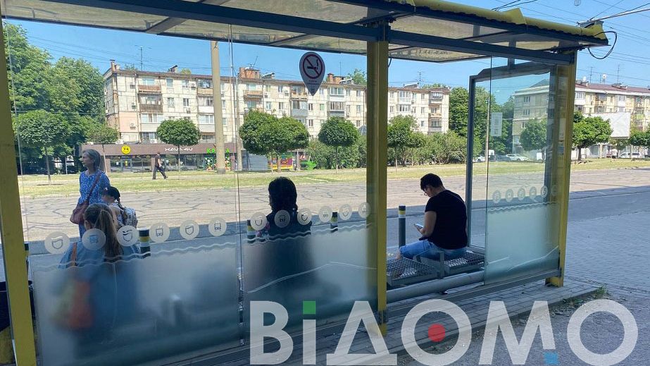 В Днепре разбитая остановка на проспекте Поля пока что частичная без стекла (ФОТО, ВИДЕО)