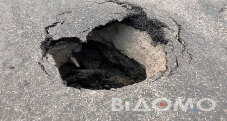 Гіганська латка посеред дороги і діра: як у Дніпрі утворюються провалля  (ФОТО, ВІДЕО)