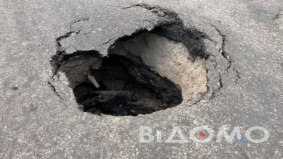 У Дніпрі на Тополі провалився асфальт (ВІДЕО)