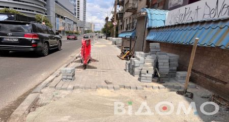 У Дніпрі біля мосту кладуть бруківку (ФОТО, ВІДЕО)