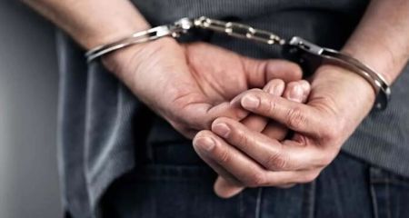 В Днепре мужчина сбежал с почты с неоплаченным украшением