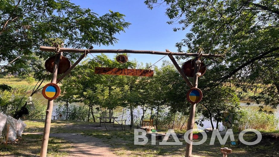 З пеньків та підручних засобів: у Павлограді чоловік власноруч зробив зону відпочинку (ФОТО, ВІДЕО)