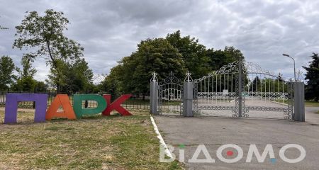 В городе на Днепропетровщине парк превратился в музей сломанных аттракционов (ФОТО, ВИДЕО)