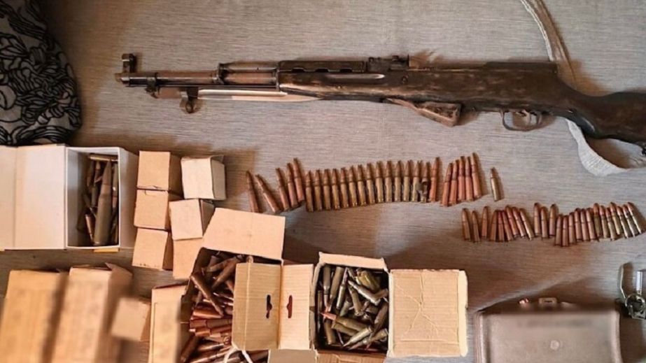 У Дніпрі у чоловіка вдома виявили арсенал зброї
