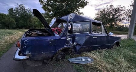У Кривому Розі водій врізався за кермом у стовп і залишився без вуха (ФОТО)