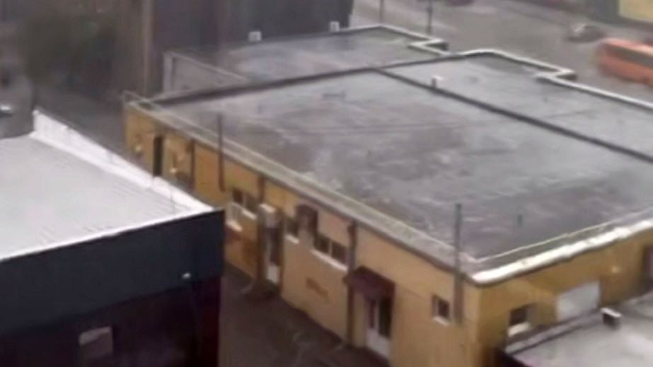 Город на Днепропетровщине накрыло сильным градом (ВИДЕО)