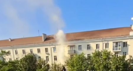 Люди выскочили на балкон: в Днепре в доме возле вокзала загорелась квартира (ВИДЕО)