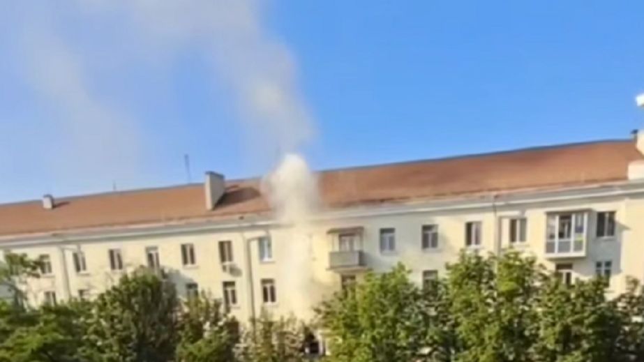 Люди выскочили на балкон: в Днепре в доме возле вокзала загорелась квартира (ВИДЕО)