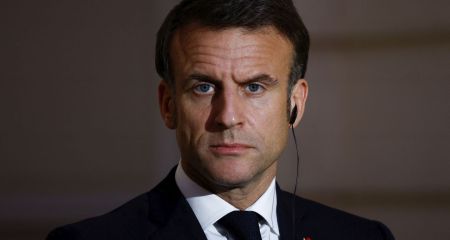 Президент Франції засудив масовану російську атаку на Дніпро