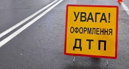 Аварія на Сонячній Набережній: Toyota врізалася у Mercedes, мікроавтобус перекинувся (ФОТО)