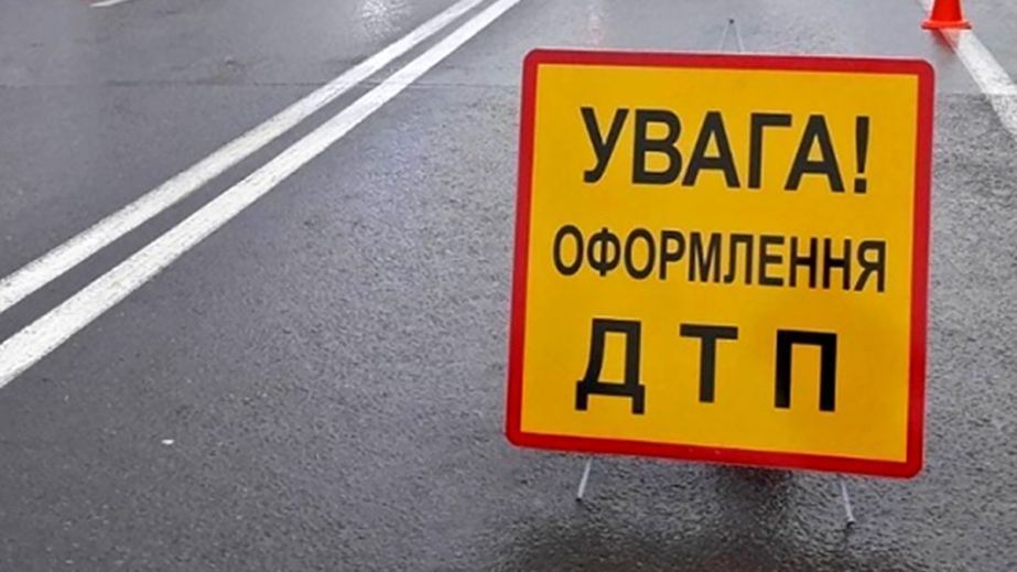 Авария на Солнечной Набережной: Toyota врезалась в Mercedes, микроавтобус перевернулся (ФОТО)
