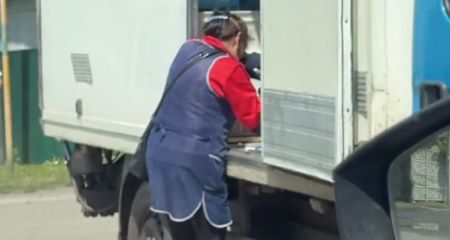 Кури-гріль з опаришами: у Дніпрі помітили, як продавці роблять дивні маніпуляції з м'ясом (ВІДЕО)