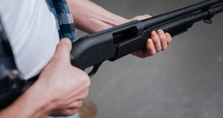 В Днепре среди многоэтажек разгуливал мужчина с автоматом