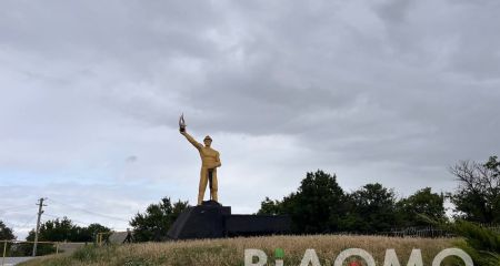 Большой шахтер и маленький крот: как удивляют памятники в городе на Днепропетровщине (ФОТО, ВИДЕО)