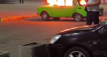 Домівка безхатька: у Дніпрі навпроти вокзалу горів автомобіль (ВІДЕО)