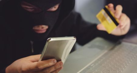 У Дніпрі 17-річний шахрай познайомився з дівчиною і набрав на неї кредитів