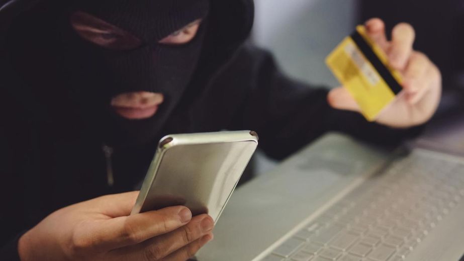 В Днепре 17-летний мошенник познакомился с девушкой и набрал на нее кредитов