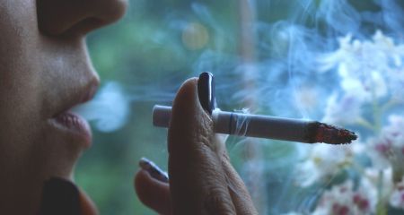 У Кривому Розі жінка отримала удар в око за відмову поділитися цигаркою