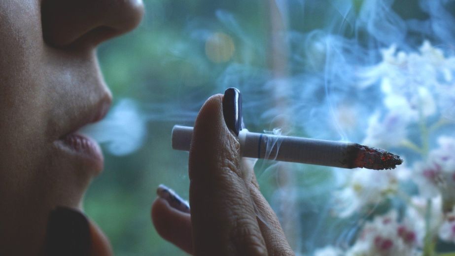 В Кривом Роге женщина получила удар в глаз за отказ поделиться сигаретой