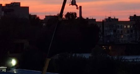 В Днепре двое "романтиков" залезли на верхушку строительного крана наблюдать за закатом (ФОТО)