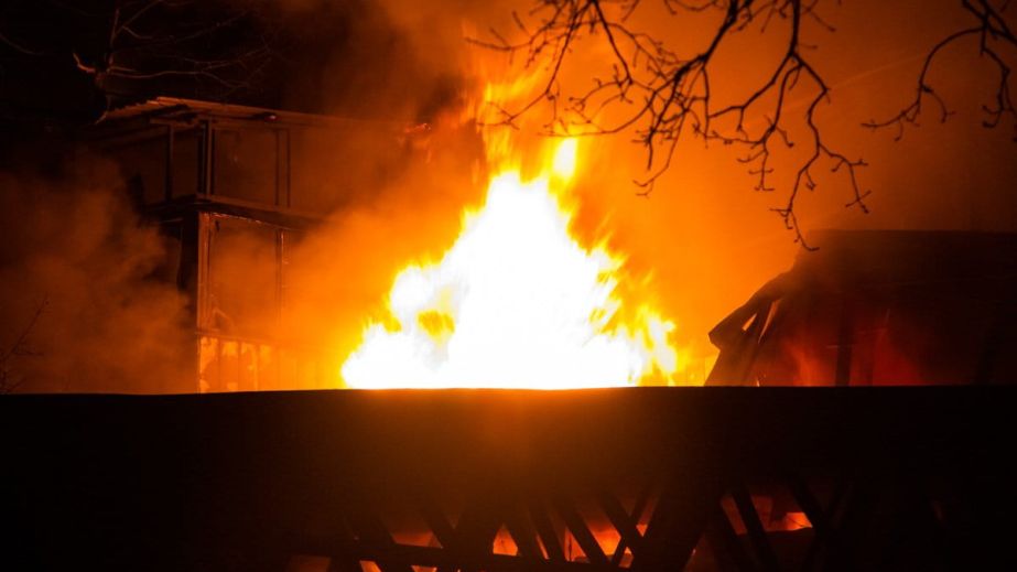 Внаслідок ворожого удару по громаді на Синельниківщині спалахнули будинки (ВІДЕО)