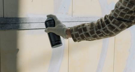 "У нас все криво": в Кривом Роге осквернили известный мурал "У нас все равно" (ФОТО)