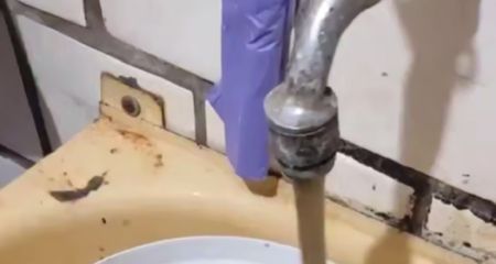На одному з масивів Дніпра з кранів пішла майже чорна вода (ВІДЕО)