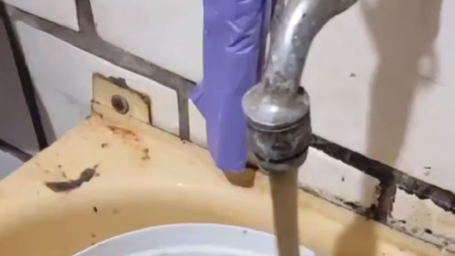 На одному з масивів Дніпра з кранів пішла майже чорна вода (ВІДЕО)