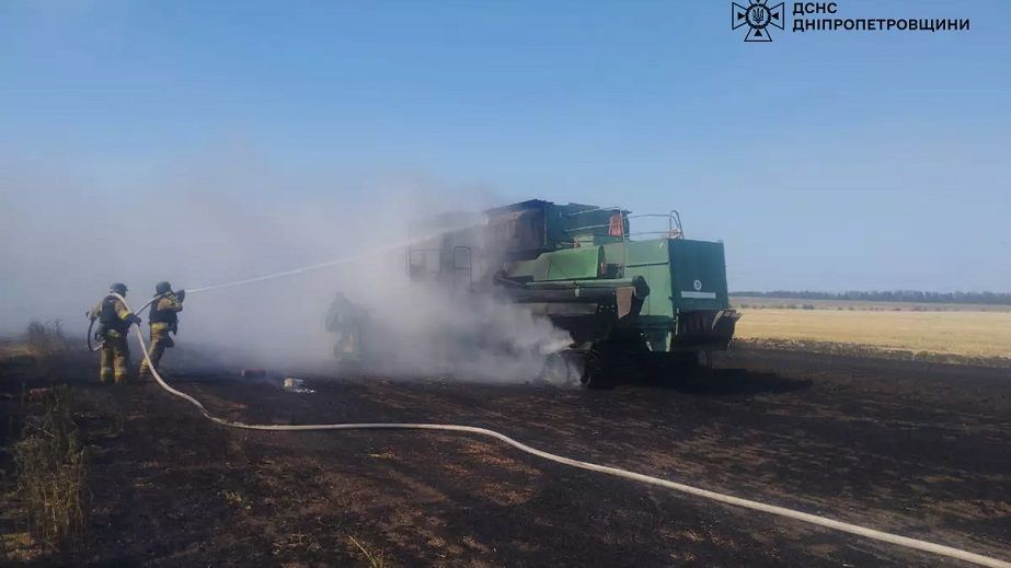 На Днепропетровщине посреди поля загорелся комбайн (ФОТО)
