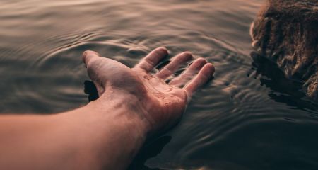 В Синельниково из воды достали тело мужчины (ФОТО 18+)