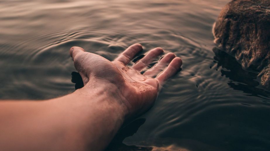 У Синельниковому з води дістали тіло чоловіка (ФОТО 18+)