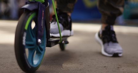 Стало відомо про стан юного самокатчика, який після зіткнення з авто вилетів на дах легковика у Дніпрі