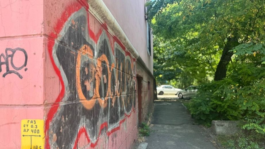 У Дніпрі фасади будинків очищують від нецензурних написів