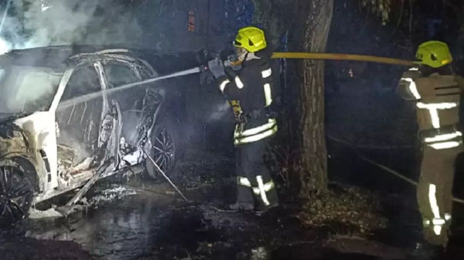 У Жовтих Водах посеред вулиці згорів автомобіль