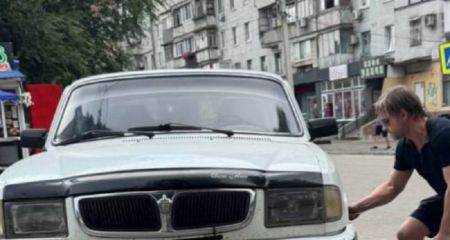 У Дніпрі чоловік серед білого дня проколював шини припаркованим автомобілям