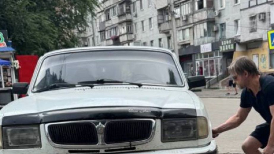 У Дніпрі чоловік серед білого дня проколював шини припаркованим автомобілям